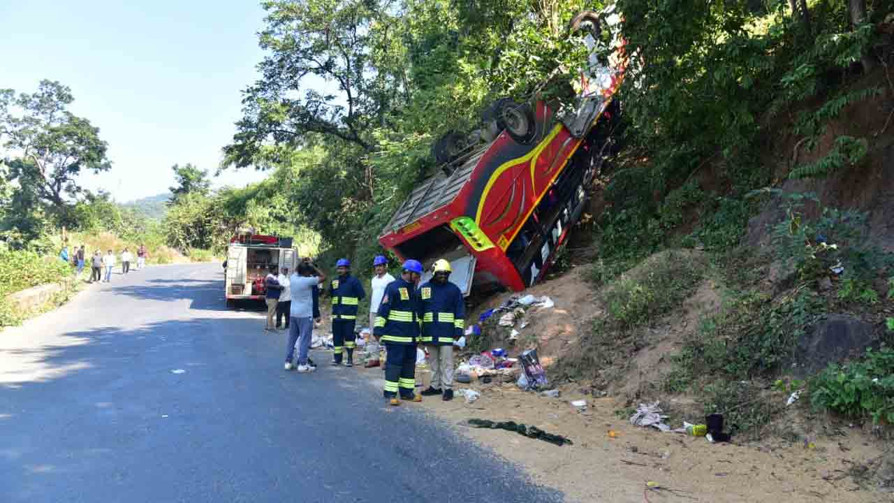 లోయలో పడిన బస్సు.. 10 మంది మృతి