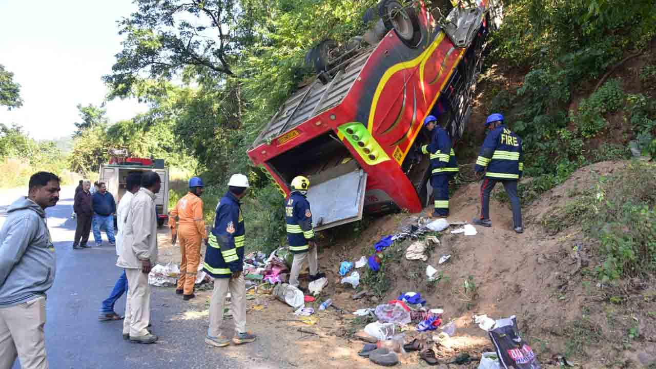 లోయలో పడిన బస్సు.. 10 మంది మృతి