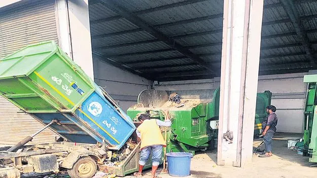 కాంట్రాక్టర్‌తో కుమ్మక్కు