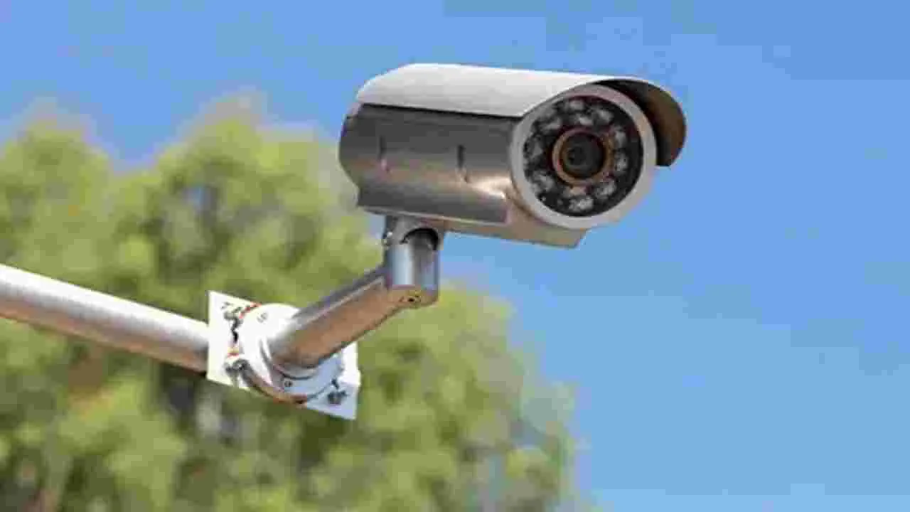 Class 12 Teen Hacks CCTV: సీసీటీవీని హ్యాక్ చేసిన స్టూడెంట్.. ఎందుకో తెలిస్తే షాక్ అవ్వాల్సిందే.!