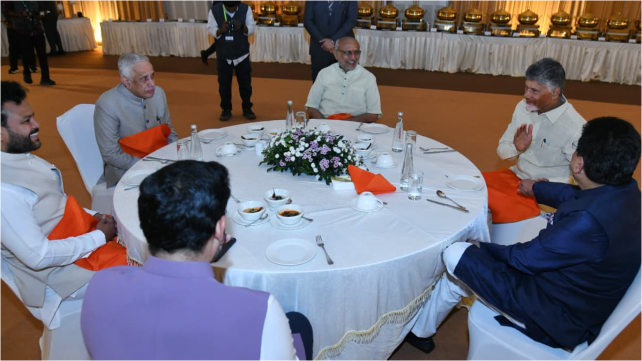 Visakha: ఉపరాష్ట్రపతి సీపీ రాధాకృష్ణన్‌కు ఘన స్వాగతం పలికిన సీఎం చంద్రబాబు