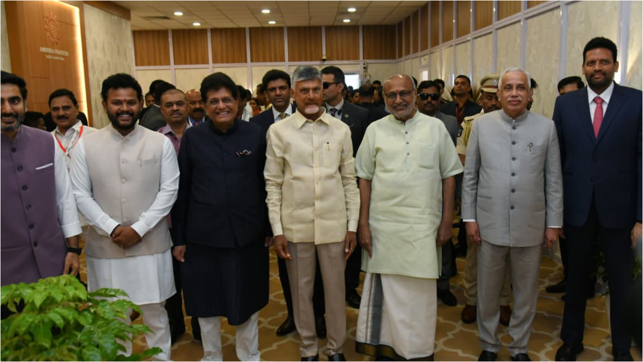 Visakha: ఉపరాష్ట్రపతి సీపీ రాధాకృష్ణన్‌కు ఘన స్వాగతం పలికిన సీఎం చంద్రబాబు