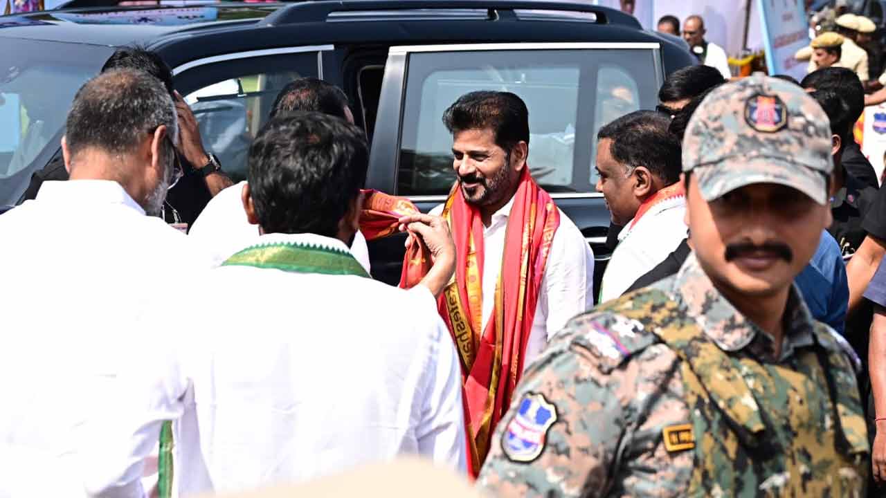 CM Revanth Pays Tribute to Indira Gandhi: మాజీ ప్రధాని ఇందిరాగాంధీకి సీఎం రేవంత్ రెడ్డి ఘన నివాళీ..