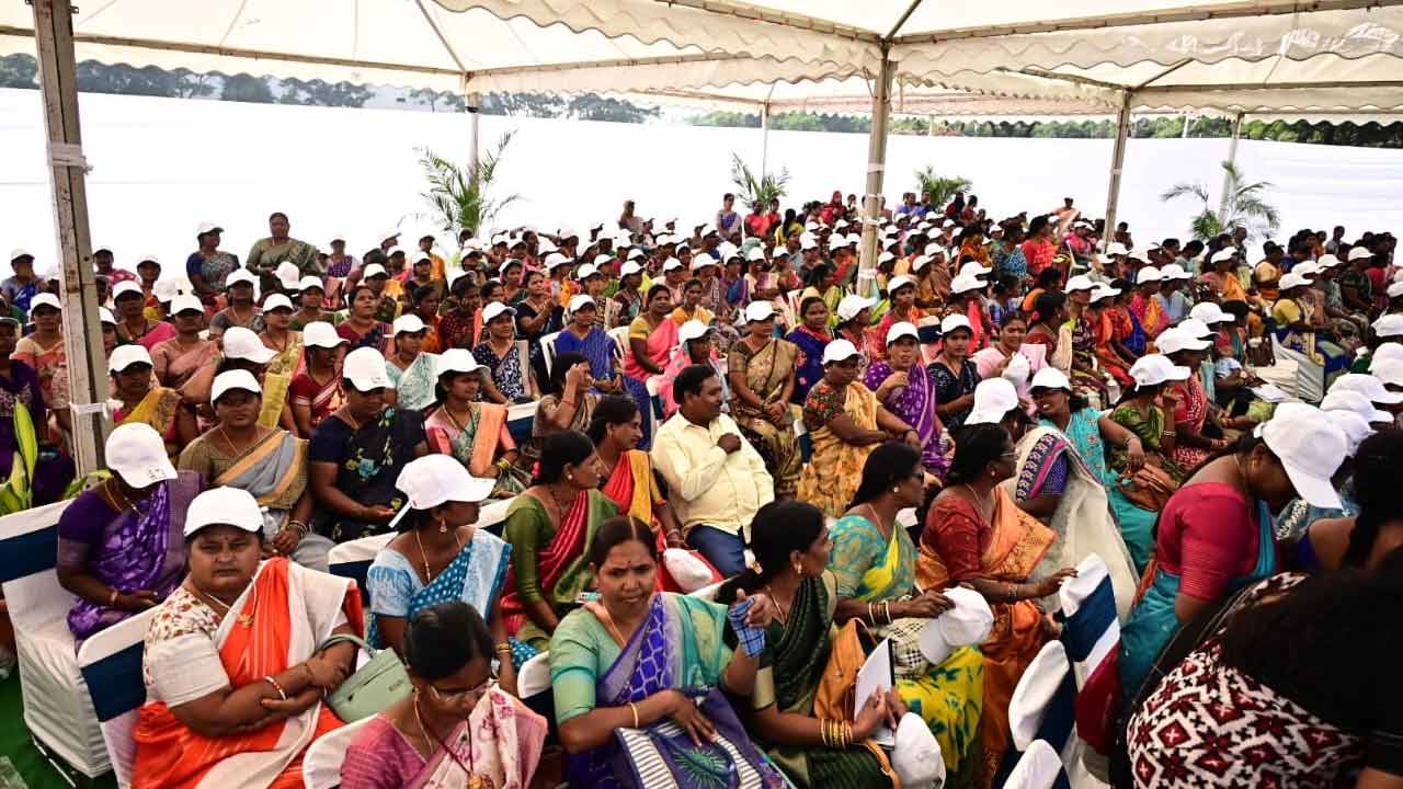 CM Revanth Pays Tribute to Indira Gandhi: మాజీ ప్రధాని ఇందిరాగాంధీకి సీఎం రేవంత్ రెడ్డి ఘన నివాళీ..