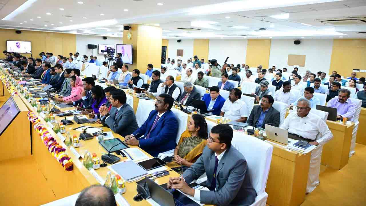 సీఎం చంద్రబాబు అధ్యక్షతన జిల్లా కలెక్టర్ల సమావేశం..