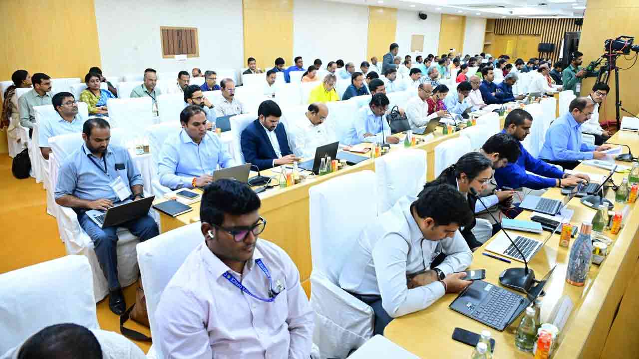 సీఎం చంద్రబాబు అధ్యక్షతన జిల్లా కలెక్టర్ల సమావేశం..