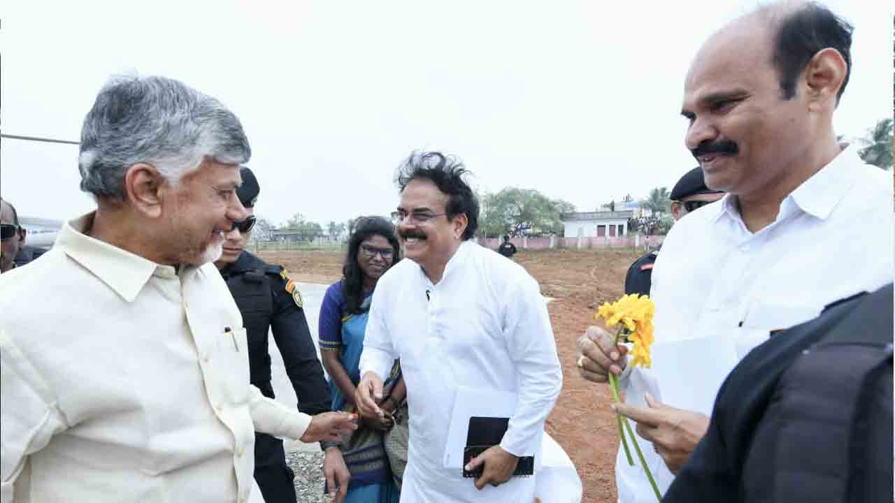 ఉంగుటూరులో సీఎం చంద్రబాబుకు ఘన స్వాగతం 