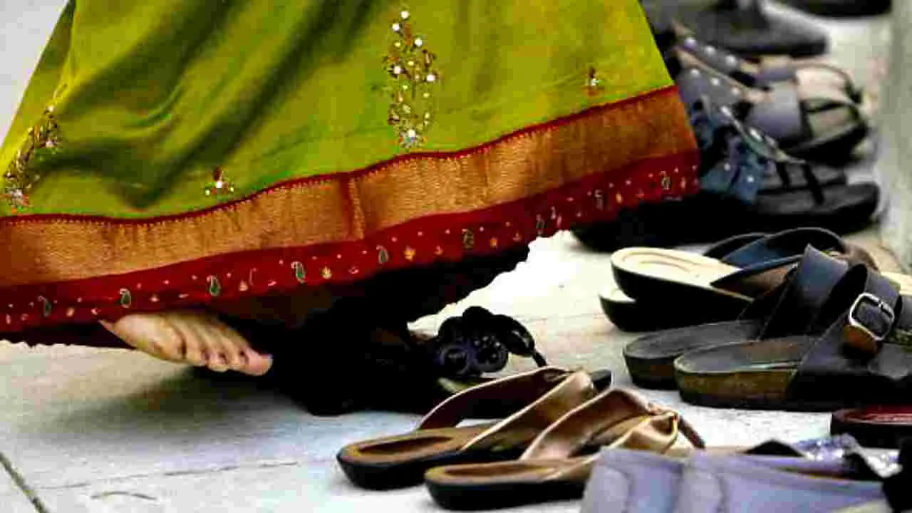  Vastu Tips of Sandals: చెప్పులతో ఇంట్లోకి వెళ్తున్నారా? ఇక్కడ మాత్రం అడుగుపెట్టారో..