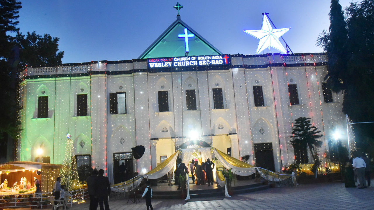 క్రిస్మస్ సెలబ్రేషన్.. ముస్తాబైన చర్చిలు