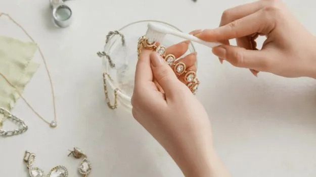 Jewelry Cleaning Tips: మీ బంగారం, వెండి ఆభరణాలు నల్లగా మారాయా? ఇంట్లోనే ఇలా శుభ్రం చేయండి