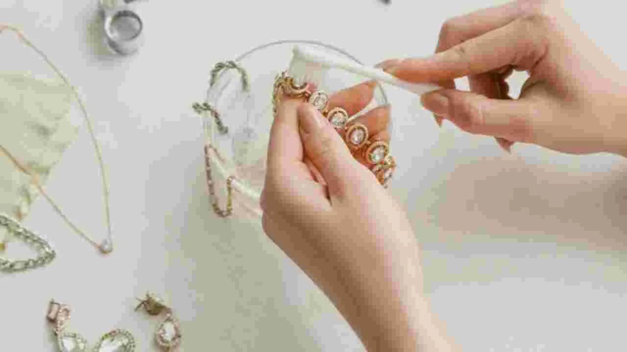 Jewelry Cleaning Tips: మీ బంగారం, వెండి ఆభరణాలు నల్లగా మారాయా? ఇంట్లోనే ఇలా శుభ్రం చేయండి