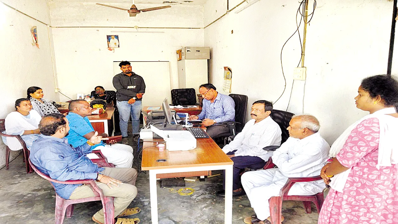 సమయపాలన పాటించని సచివాలయ ఉద్యోగులు