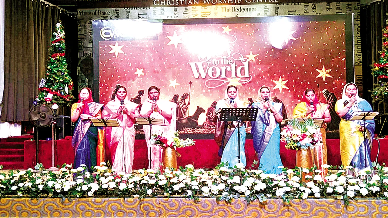 క్రిస్టియన్‌ వర్షిప్‌ చర్చిలో మహిళా క్రిస్మస్‌
