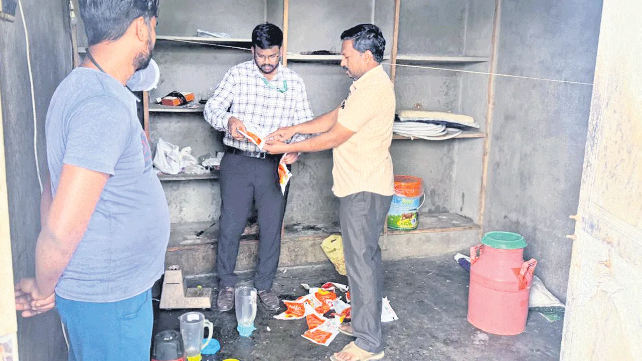 పాల కేంద్రాల్లో తనిఖీలు