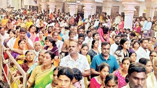 మంత్రాలయంలో భక్తుల రద్దీ