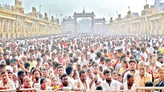 మంత్రాలయానికి పోటెత్తిన భక్తులు