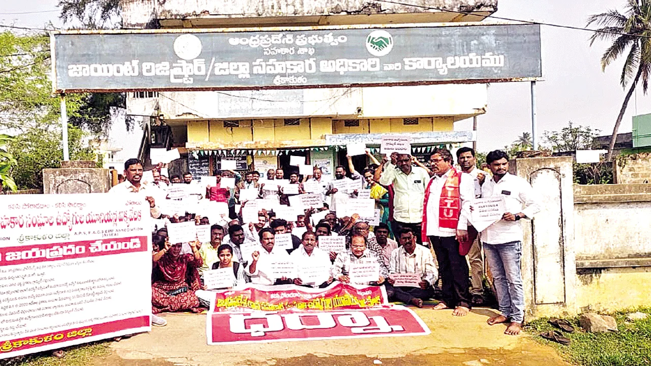 సమస్యలు పరిష్కరించకుంటే పోరాటం ఉధృతం