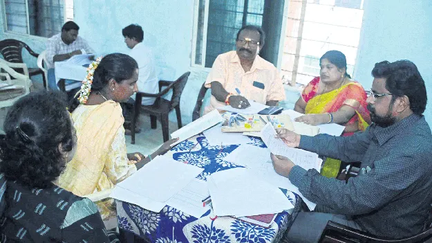 ఆశా వర్కర్‌ పోస్టుల భర్తీకి సర్టిఫికెట్ల పరిశీలన