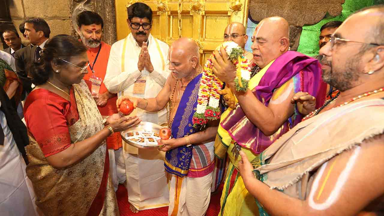 President Draupadi Murmu: తిరుచానూరులో పద్మావతి అమ్మవారిని దర్శించుకున్న రాష్ట్రపతి ద్రౌపది ముర్ము