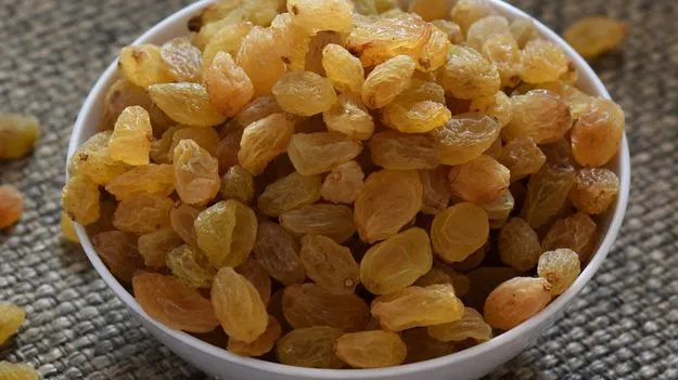 Raisins in Empty Stomach: ఖాళీ కడుపుతో ఎండుద్రాక్ష నీరు తాగవచ్చా?  