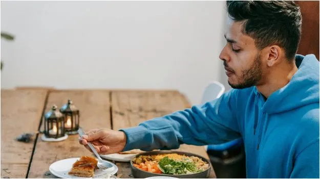 Mistakes While Eating: భోజనం చేసేటప్పుడు జాగ్రత్త.. ఈ తప్పు అస్సలు చేయకండి.!