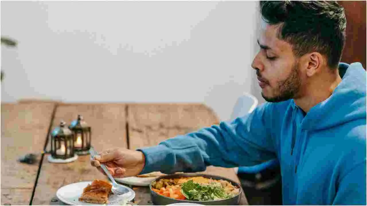 Mistakes While Eating: భోజనం చేసేటప్పుడు జాగ్రత్త.. ఈ తప్పు అస్సలు చేయకండి.!