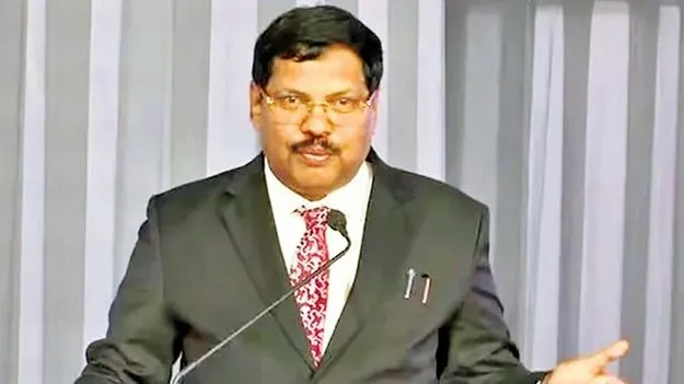 Ex-CJI Gavai leaves Car: అధికారిక కారును వదిలి.. రాష్ట్రపతి భవన్ వీడిన మాజీ సీజేఐ