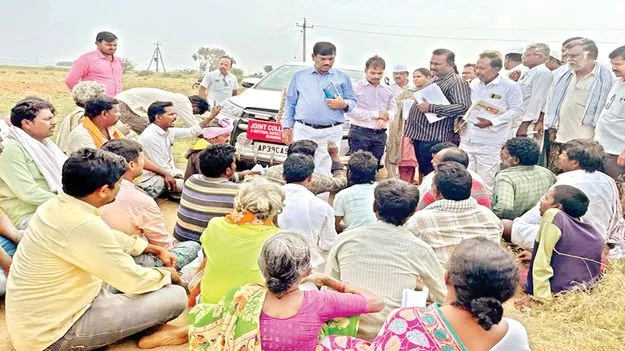 జాయింట్‌ కలెక్టర్‌ కారును అడ్డుకున్న రైతులు