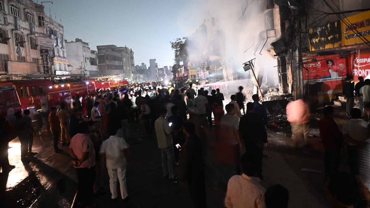 Old City: పాత బస్తీలో భారీ అగ్ని ప్రమాదం..  రంగంలోకి పోలీసులు 