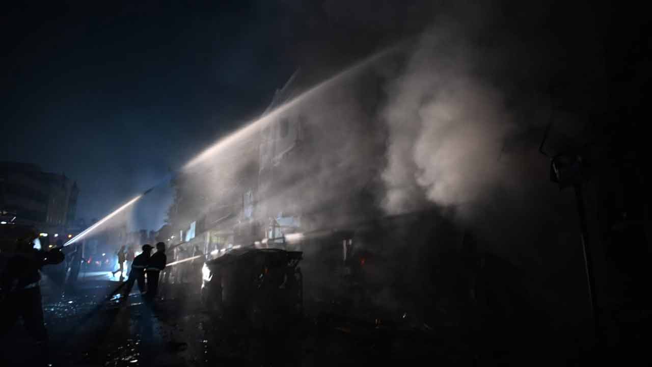 Old City: పాత బస్తీలో భారీ అగ్ని ప్రమాదం..  రంగంలోకి పోలీసులు 