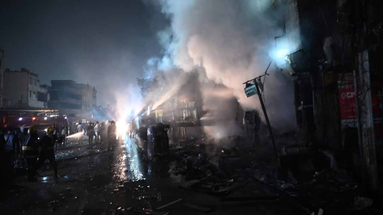 Old City: పాత బస్తీలో భారీ అగ్ని ప్రమాదం..  రంగంలోకి పోలీసులు 