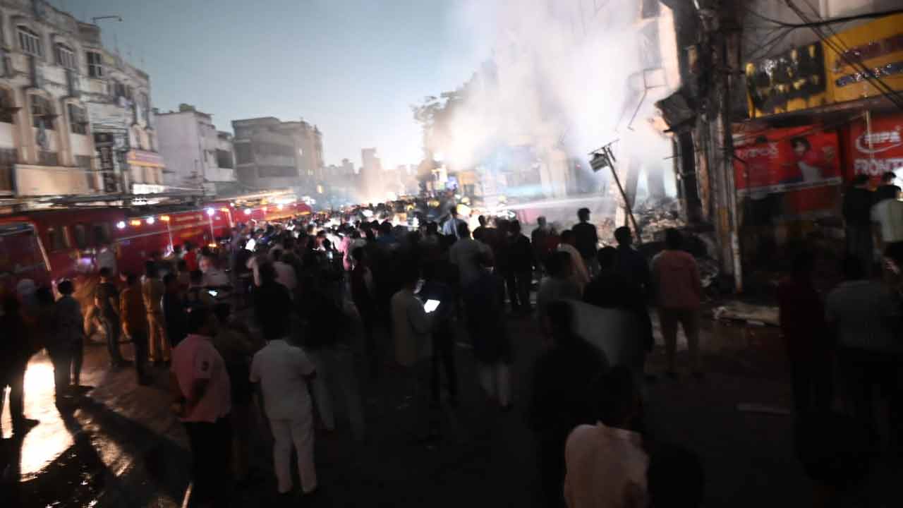 Old City: పాత బస్తీలో భారీ అగ్ని ప్రమాదం..  రంగంలోకి పోలీసులు 