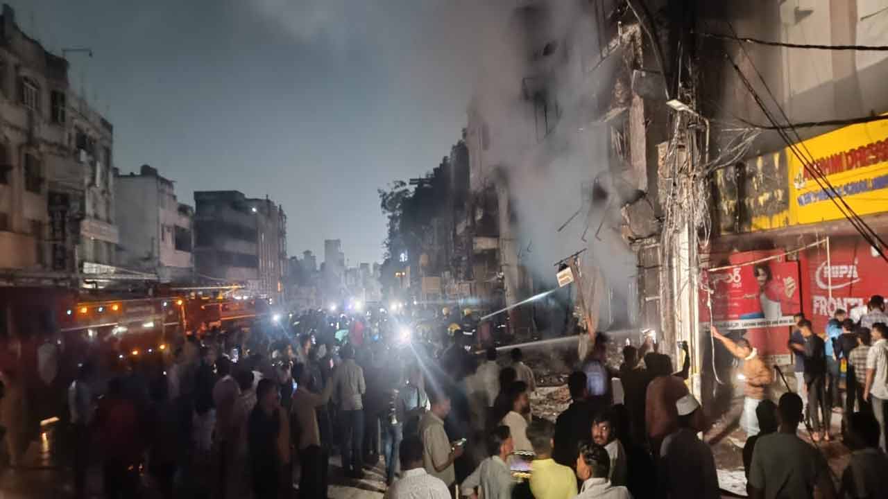Old City: పాత బస్తీలో భారీ అగ్ని ప్రమాదం..  రంగంలోకి పోలీసులు 