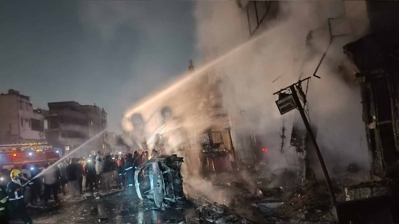 Old City: పాత బస్తీలో భారీ అగ్ని ప్రమాదం..  రంగంలోకి పోలీసులు 