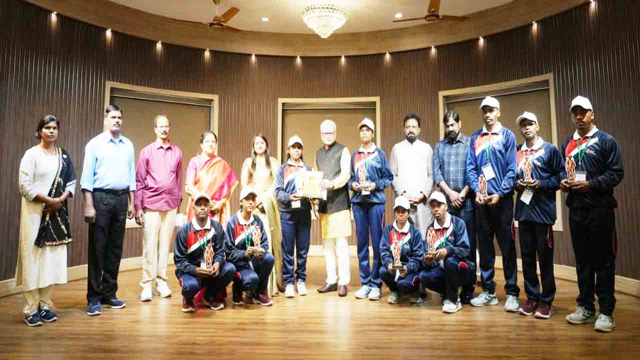 Governor Jishnu Dev Varma: రాజ్‌భవన్‌‌లో గిరిజన యువతకు అవార్డులు అందజేసిన గవర్నర్  జిష్ణుదేవ్ వర్మ