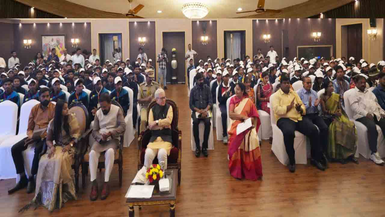 Governor Jishnu Dev Varma: రాజ్‌భవన్‌‌లో గిరిజన యువతకు అవార్డులు అందజేసిన గవర్నర్  జిష్ణుదేవ్ వర్మ