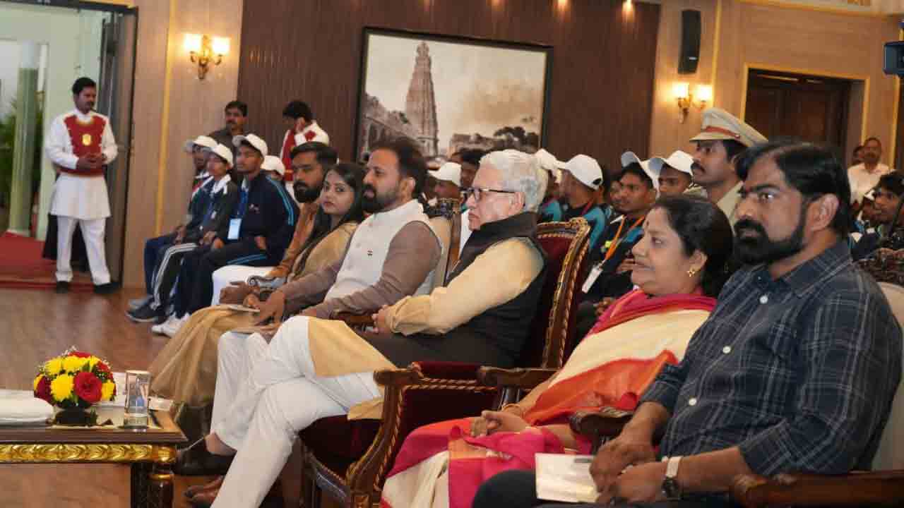 Governor Jishnu Dev Varma: రాజ్‌భవన్‌‌లో గిరిజన యువతకు అవార్డులు అందజేసిన గవర్నర్  జిష్ణుదేవ్ వర్మ