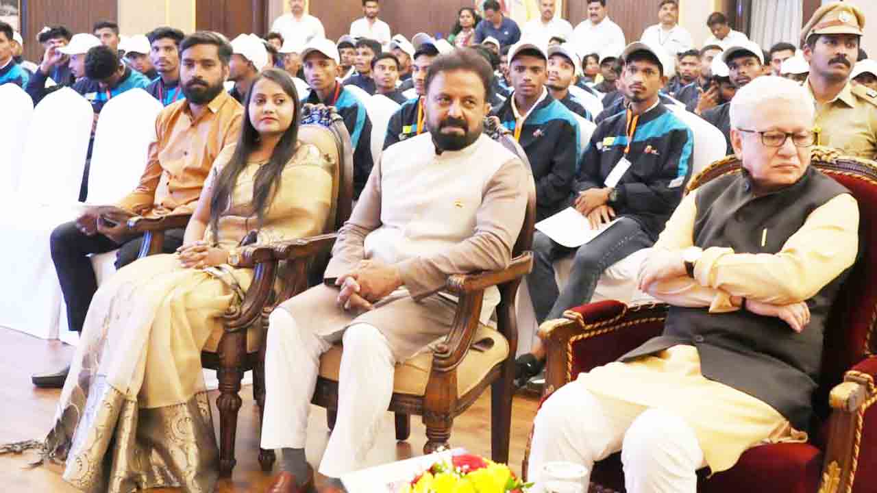 Governor Jishnu Dev Varma: రాజ్‌భవన్‌‌లో గిరిజన యువతకు అవార్డులు అందజేసిన గవర్నర్  జిష్ణుదేవ్ వర్మ