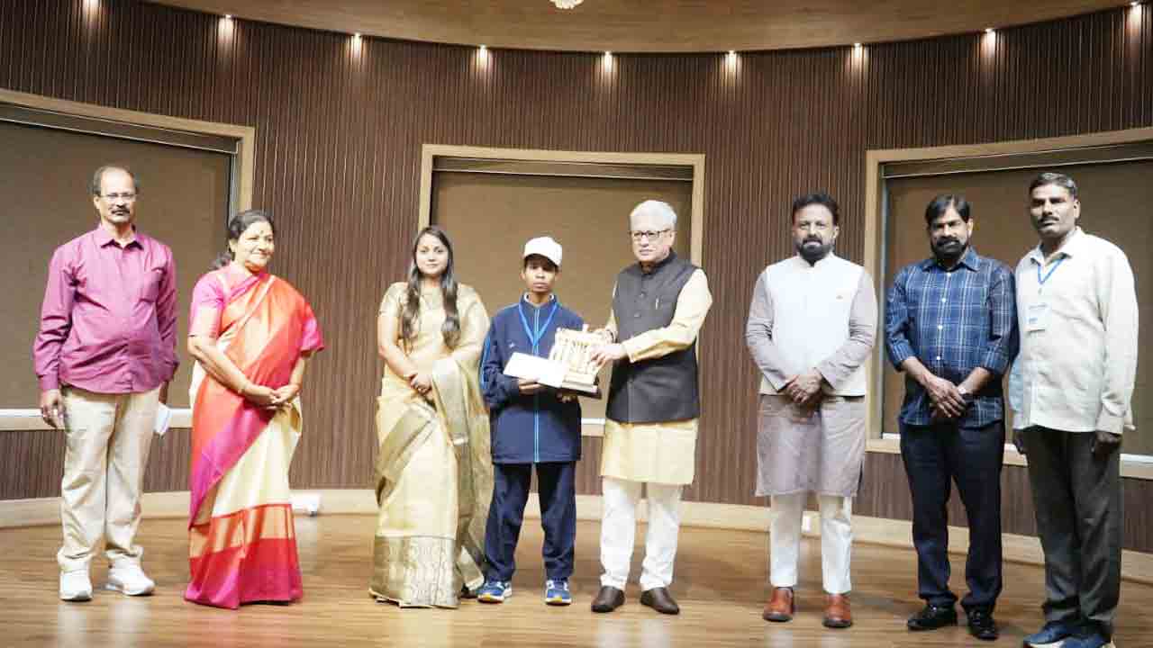 Governor Jishnu Dev Varma: రాజ్‌భవన్‌‌లో గిరిజన యువతకు అవార్డులు అందజేసిన గవర్నర్  జిష్ణుదేవ్ వర్మ