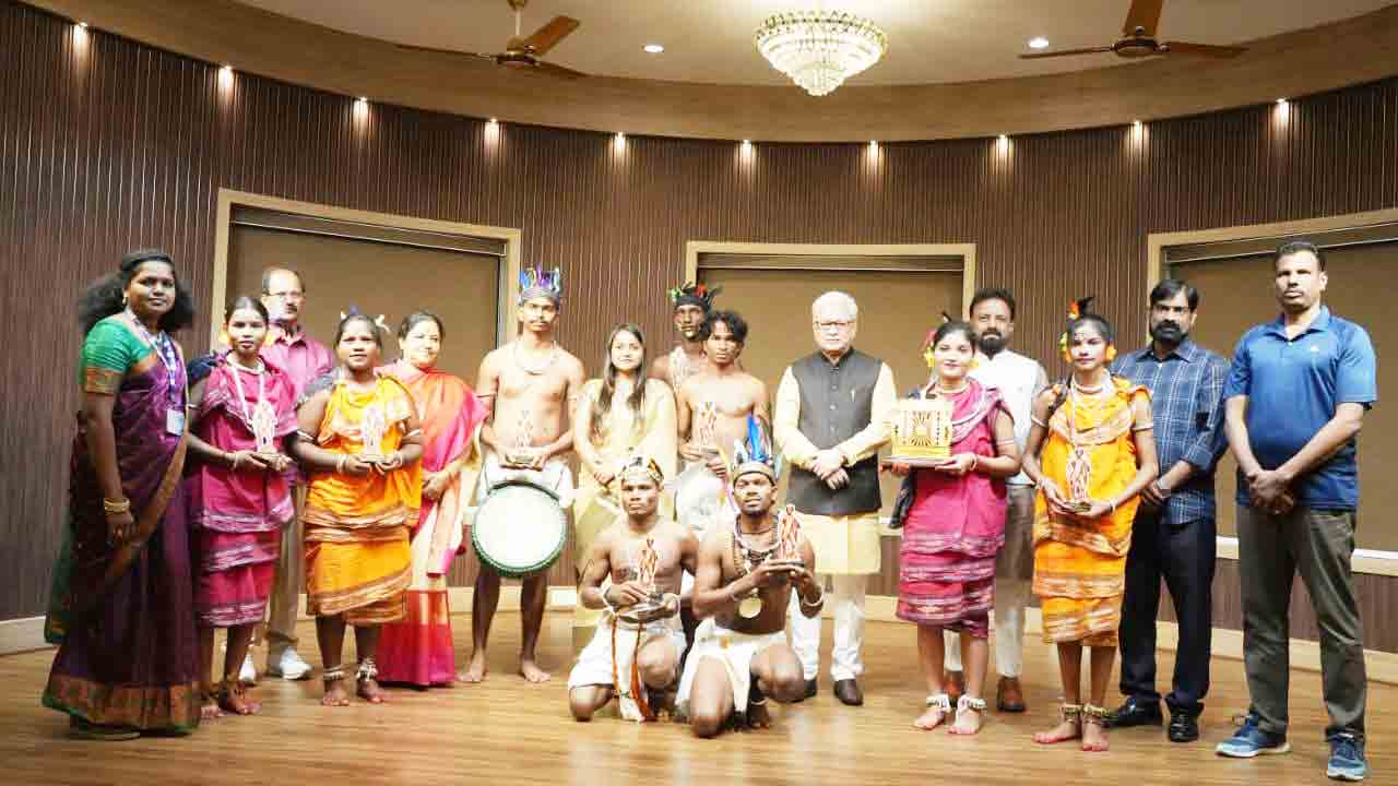 Governor Jishnu Dev Varma: రాజ్‌భవన్‌‌లో గిరిజన యువతకు అవార్డులు అందజేసిన గవర్నర్  జిష్ణుదేవ్ వర్మ