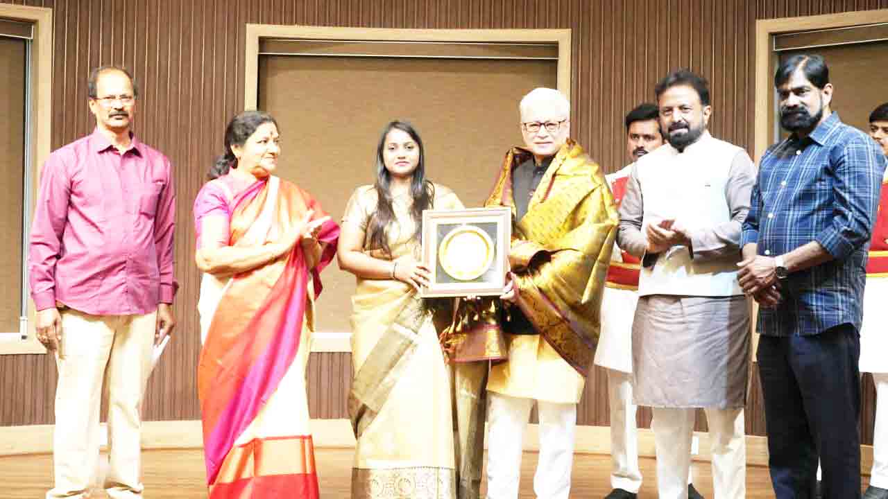 Governor Jishnu Dev Varma: రాజ్‌భవన్‌‌లో గిరిజన యువతకు అవార్డులు అందజేసిన గవర్నర్  జిష్ణుదేవ్ వర్మ