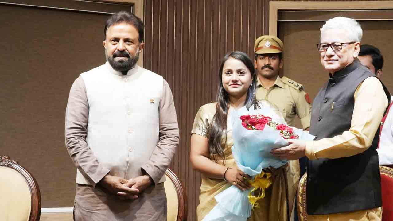 Governor Jishnu Dev Varma: రాజ్‌భవన్‌‌లో గిరిజన యువతకు అవార్డులు అందజేసిన గవర్నర్  జిష్ణుదేవ్ వర్మ