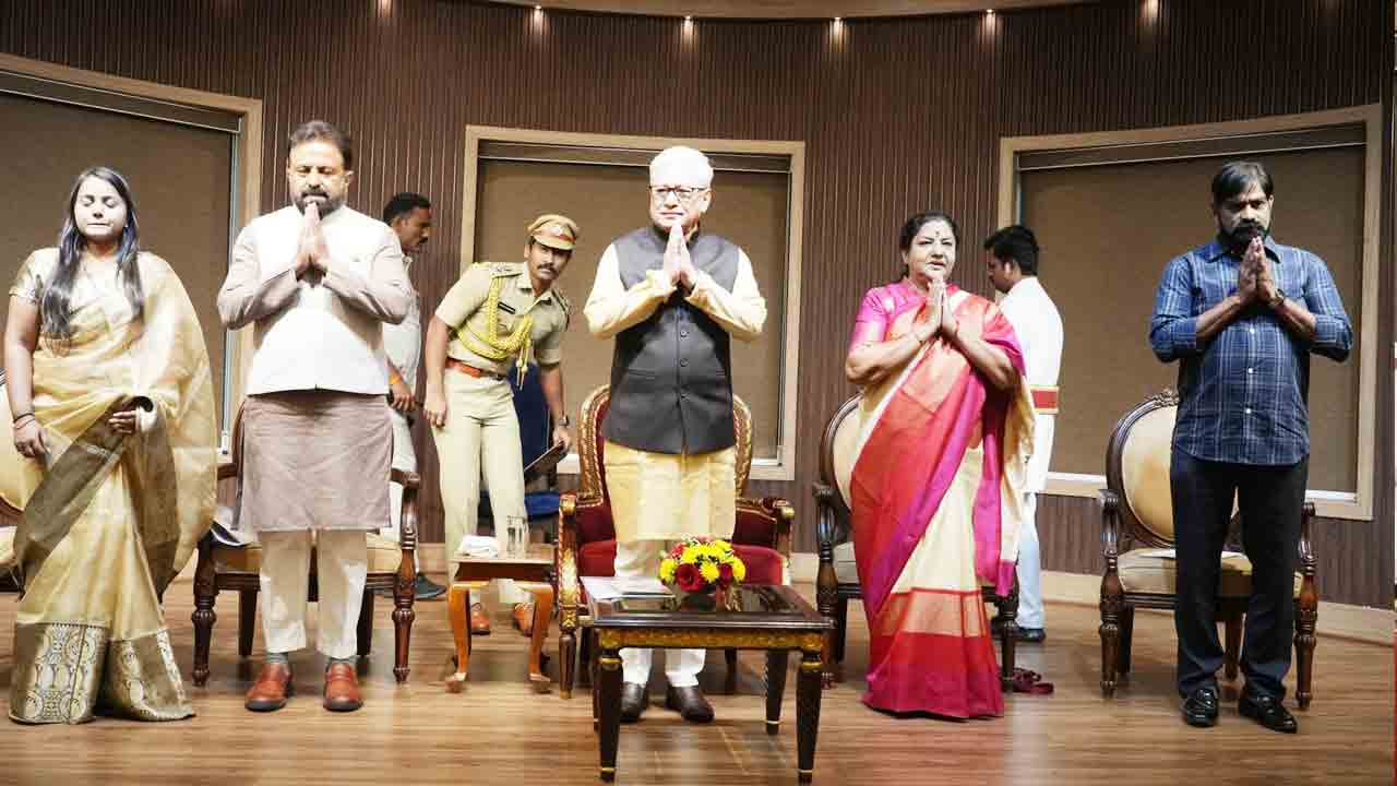 Governor Jishnu Dev Varma: రాజ్‌భవన్‌‌లో గిరిజన యువతకు అవార్డులు అందజేసిన గవర్నర్  జిష్ణుదేవ్ వర్మ