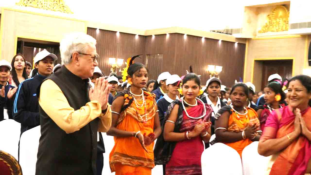 Governor Jishnu Dev Varma: రాజ్‌భవన్‌‌లో గిరిజన యువతకు అవార్డులు అందజేసిన గవర్నర్  జిష్ణుదేవ్ వర్మ