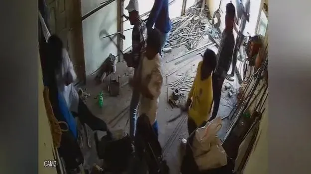 Thane Man Attacked: గ్యాంగ్ వార్.. ఓ వ్యక్తిని 8 మంది చుట్టుముట్టి..  