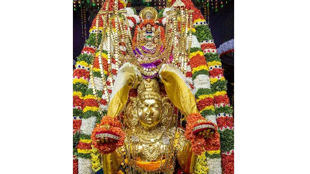 గరుడ వాహనంపై శ్రీమహావిష్ణువుగా..