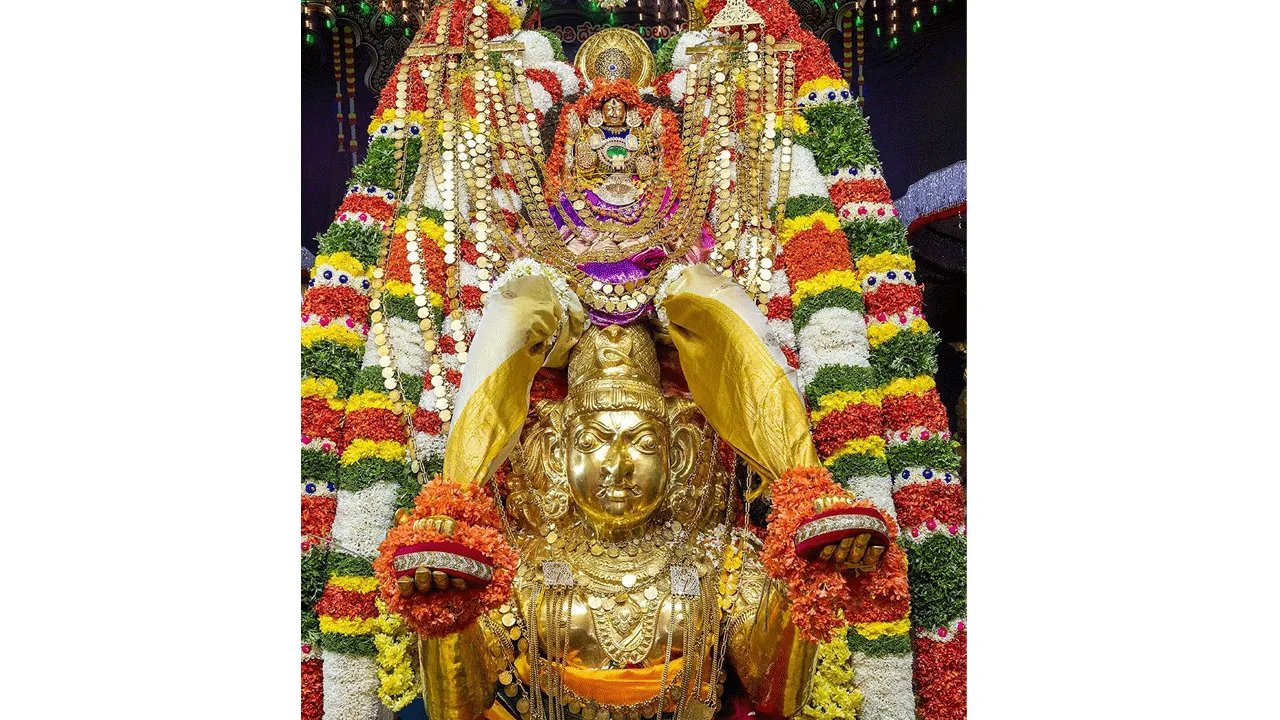 గరుడ వాహనంపై శ్రీమహావిష్ణువుగా..