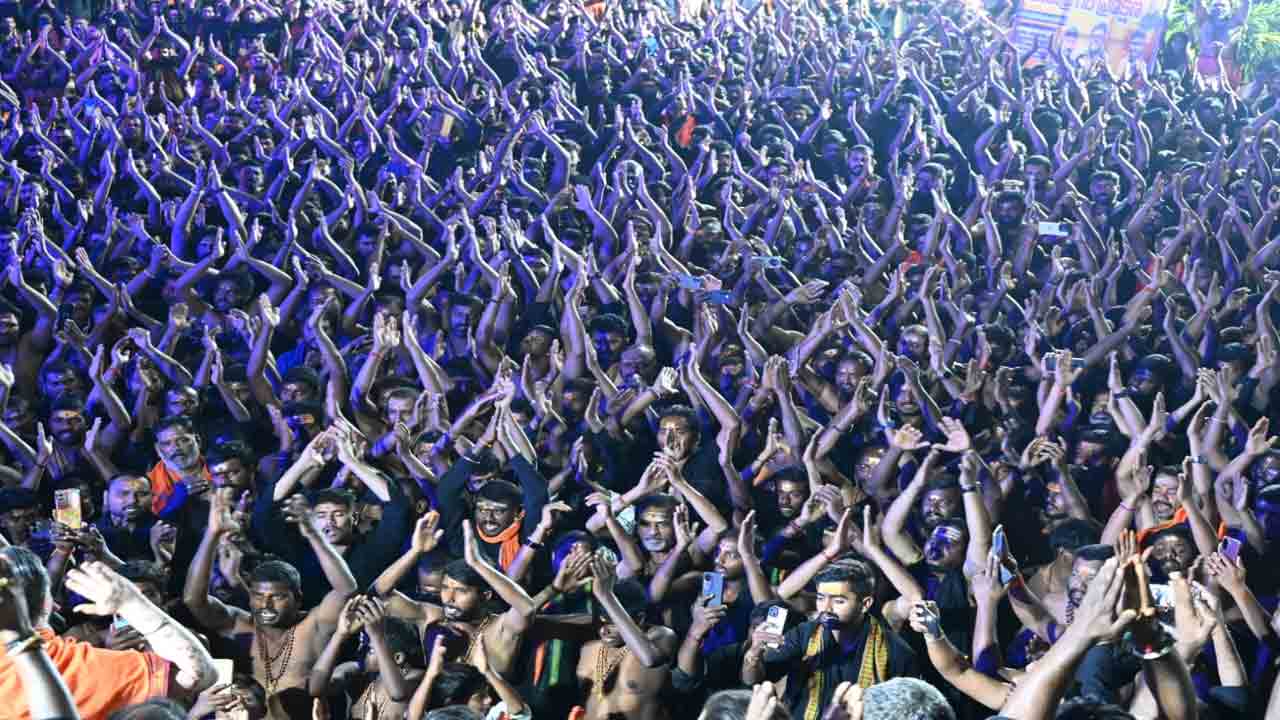 యాదాద్రిలో గిరి ప్రదక్షిణకు పోటెత్తిన స్వాములు  