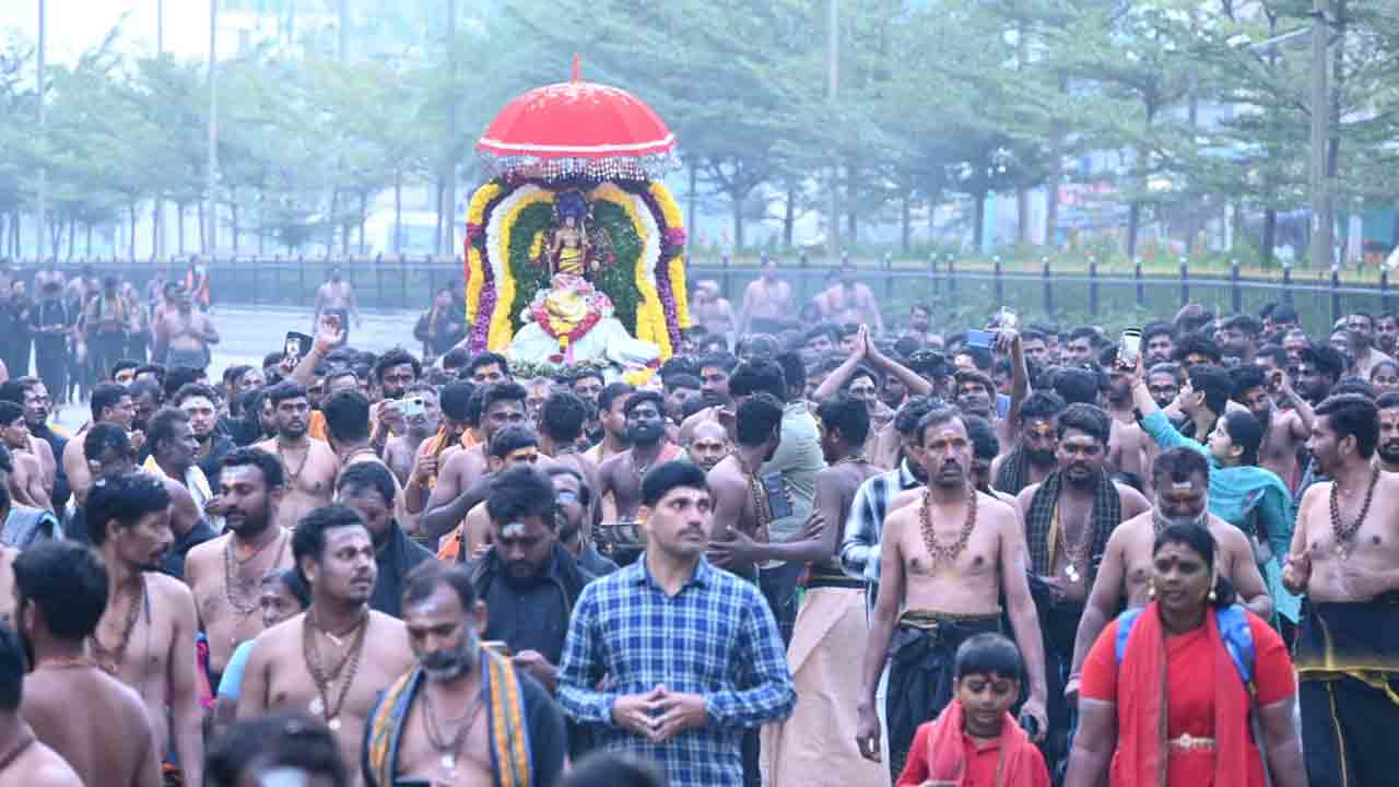 యాదాద్రిలో గిరి ప్రదక్షిణకు పోటెత్తిన స్వాములు  