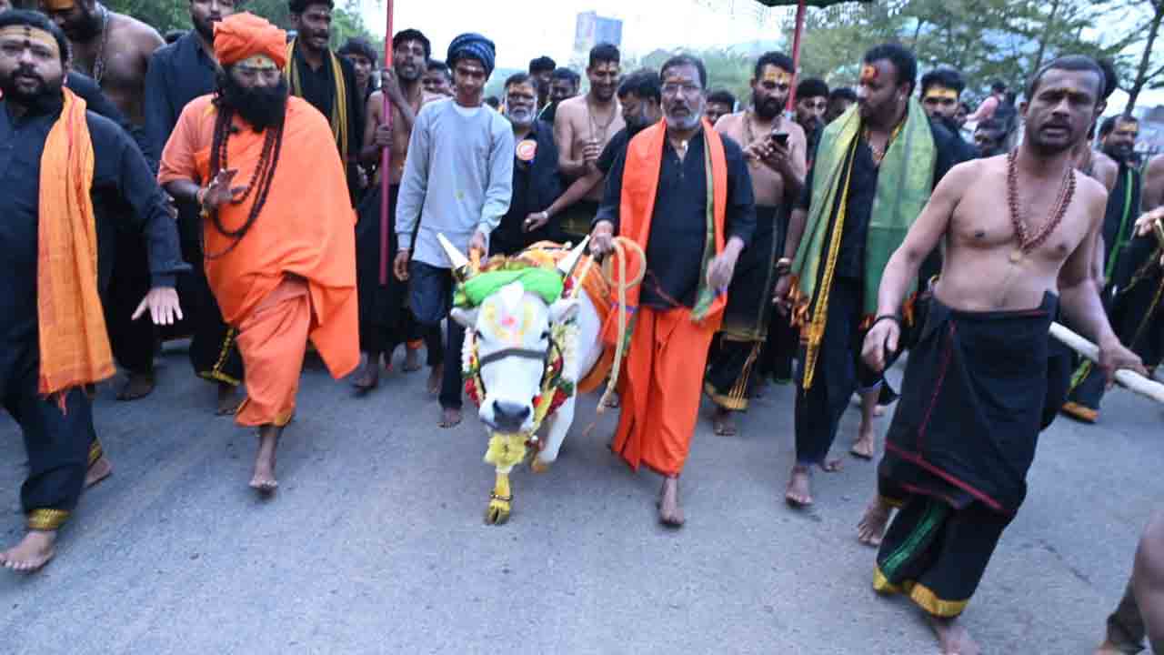 యాదాద్రిలో గిరి ప్రదక్షిణకు పోటెత్తిన స్వాములు  